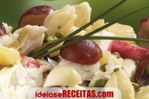 Salada do mar com frutas e massa