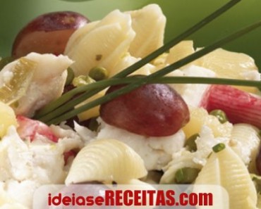 Salada do mar com frutas e massa
