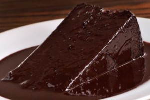 receita-bolo-com-calda-chocolate