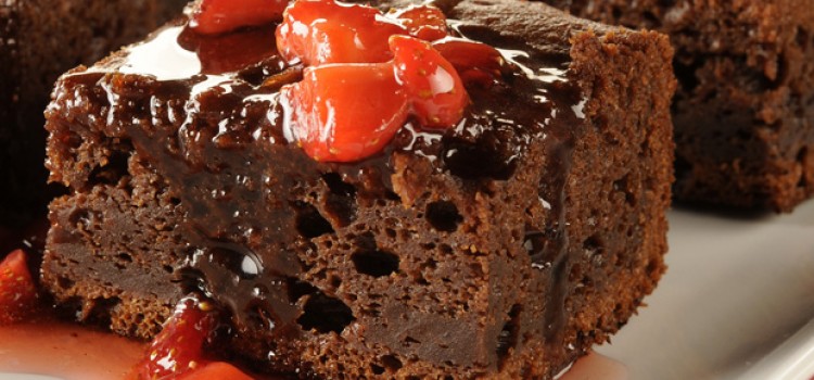 receita-bolo-de-chocolate-com-calda-quente-de-morango1874