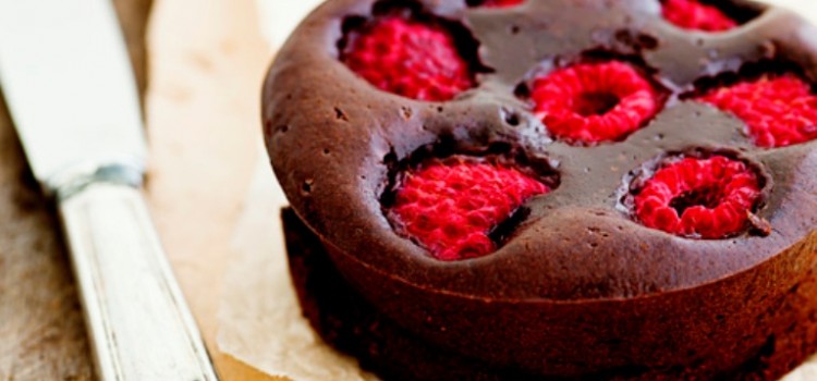 torta-chocolate-preto-framboesas