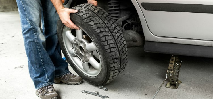 Guia passo a passo para trocar um pneu furado sem problemas