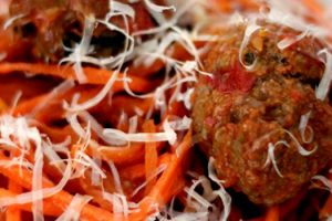 receita-esparguete-cenoura-almondegas-low-carb-capa
